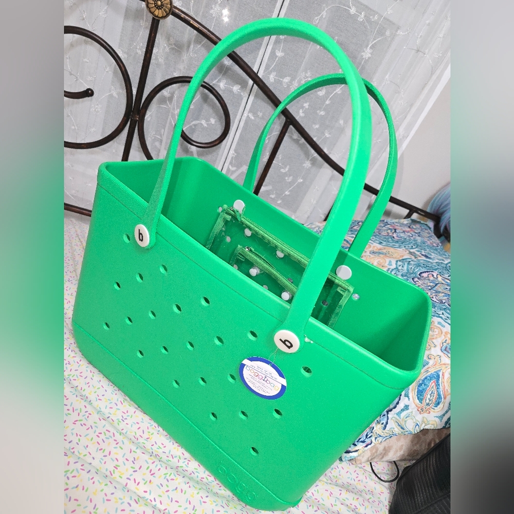 The Ultimate Tote- Green, Lg BOGG BAG NWT